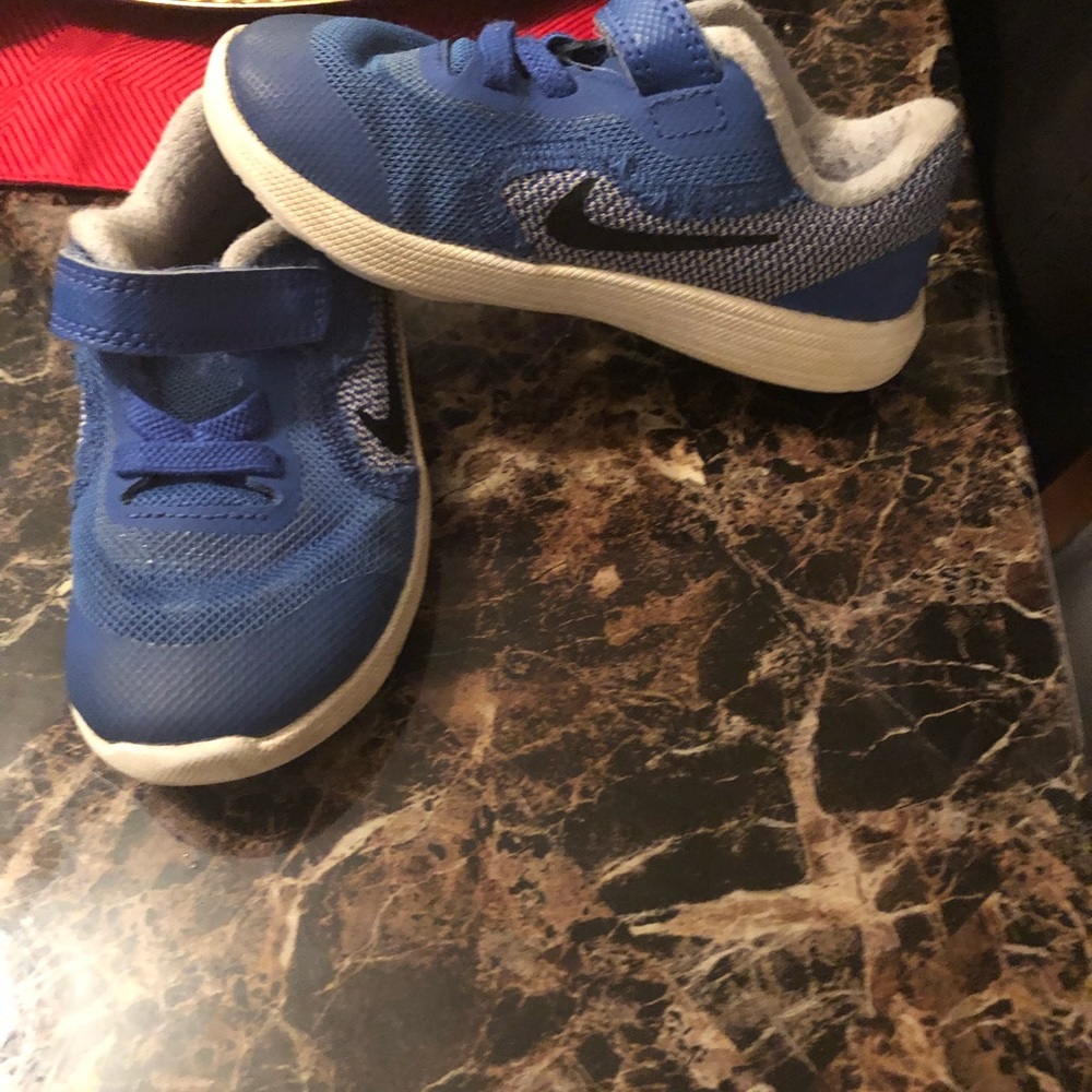 Toddler boys Nike’s size 8